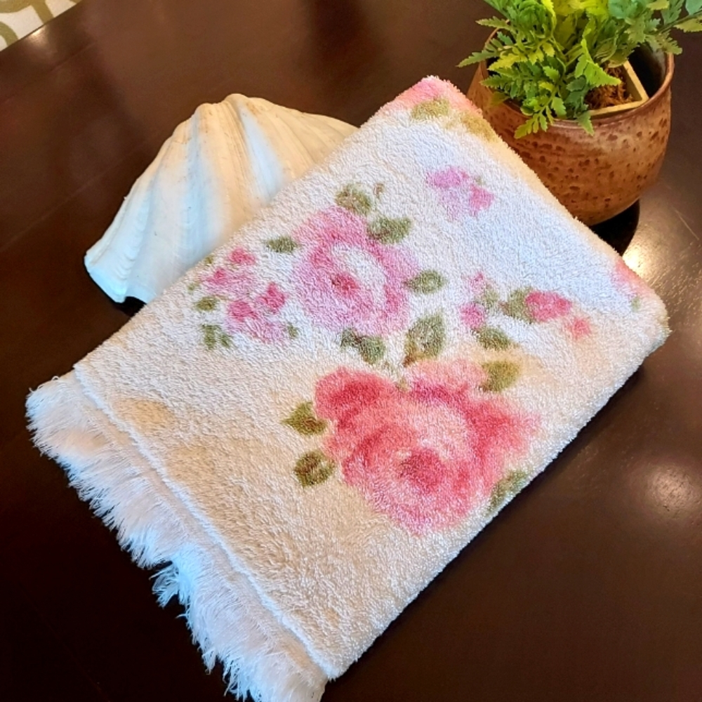 Vintage 1960's Golden Dolphin Rose Flower Bath Towel. - Picture 4 of 7